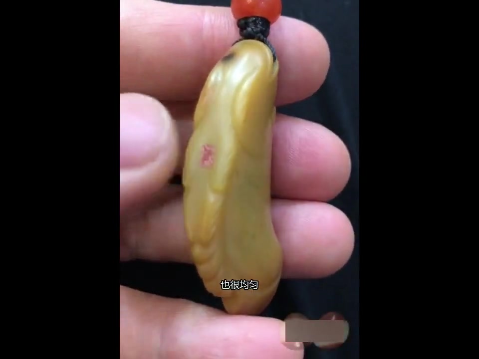 细腻黄沁鱼形佩,立体雕刻栩栩如生