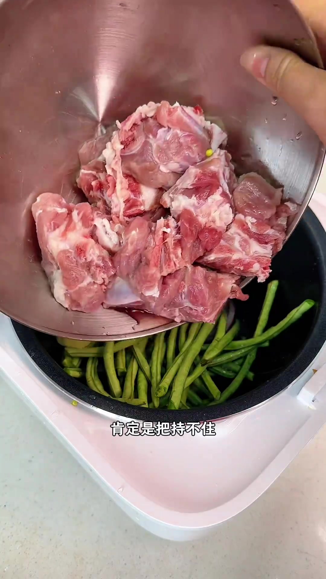 排骨炖豆角,电饭煲一锅搞定!土豆代替米饭,告别猪瘾