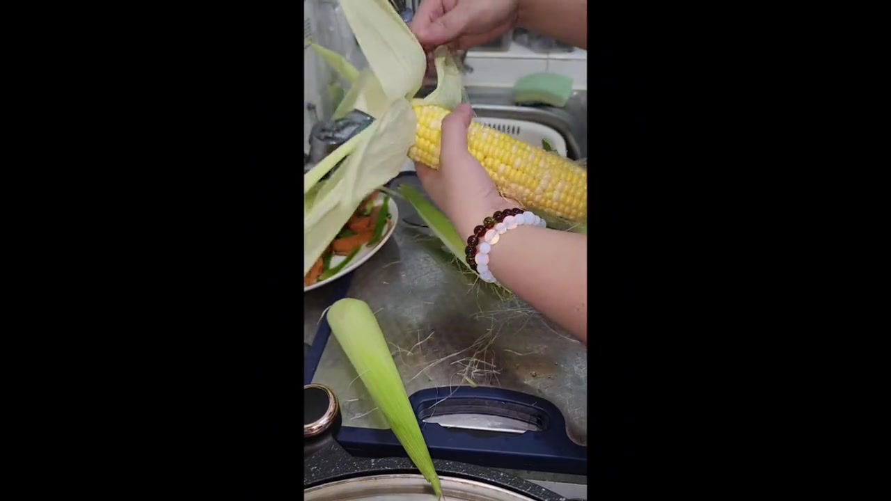 夏日清凉汤,青红萝卜猪骨煲玉米须