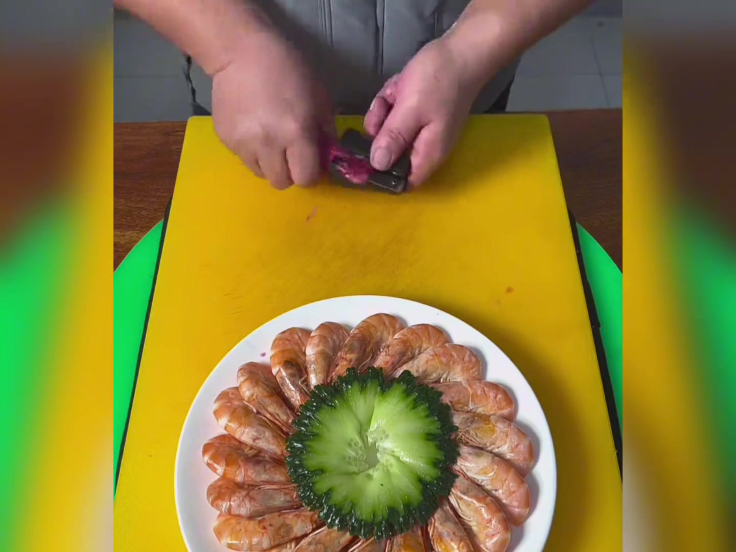 创意基围虾摆盘技巧，轻松打造独特美味造型