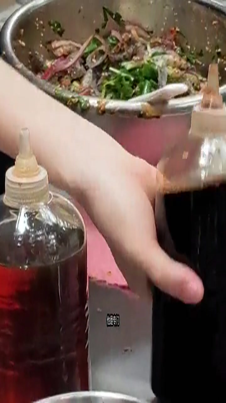 顺德捞鱼皮火爆,15元一份,市场热闹非凡。