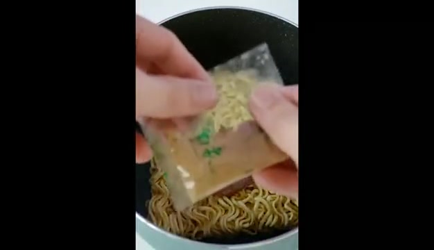 只需三分钟,猪骨面带你体验Q弹美味!