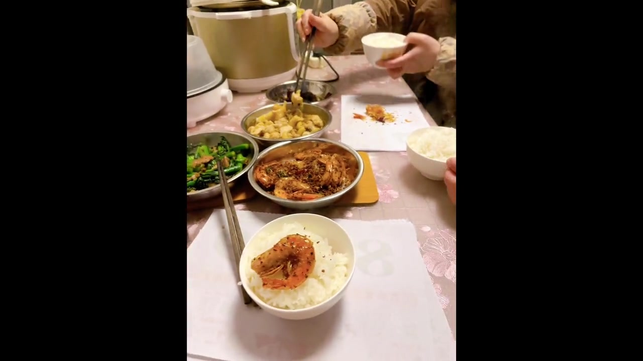 大年三十一家三口吃陶陶居大盆菜,火锅配土鸡和脆肉碗