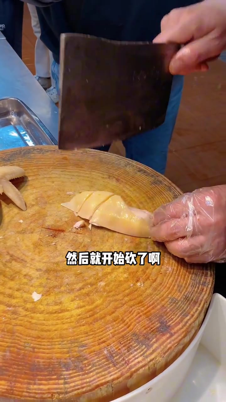 半只白切鸡的完美摆盘技巧,轻松学会砍鸡方法