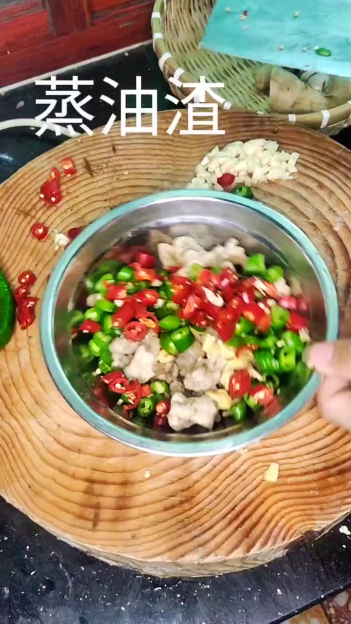 买块板油,蒸个香辣油渣,拌饭吃简直停不下来!