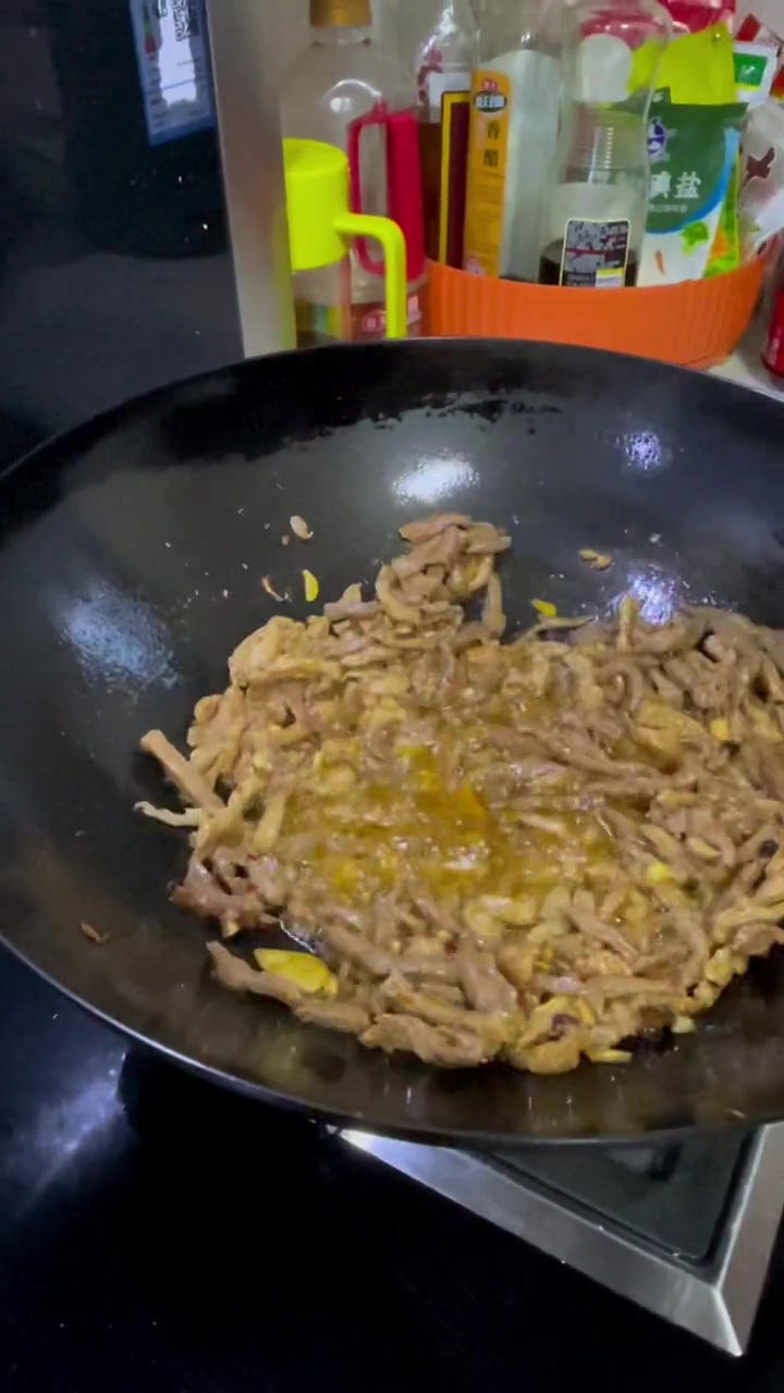 腌制肉丝炒青椒,搭配热腾木桶饭,味道绝佳!