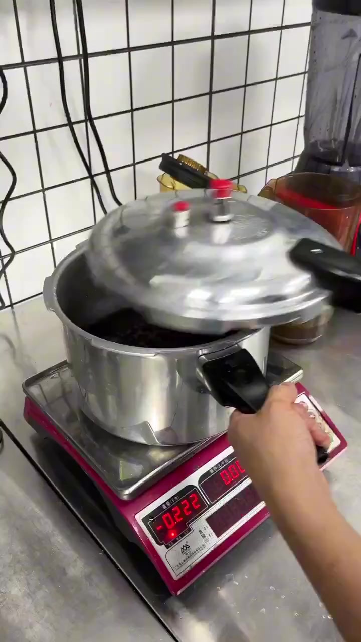 黑糯米与椰汁的完美搭配,轻松做出入口即化的双皮奶