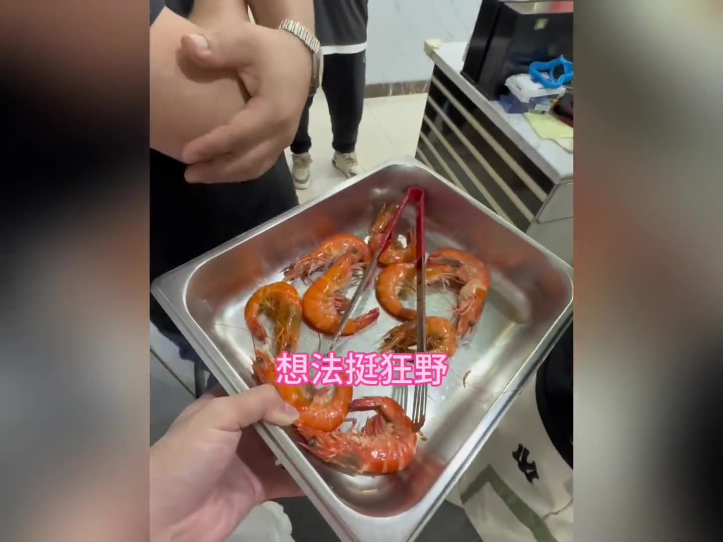 青岛海鲜市场偷虾被抓,餐厅老板还嘴硬称“很正常”
