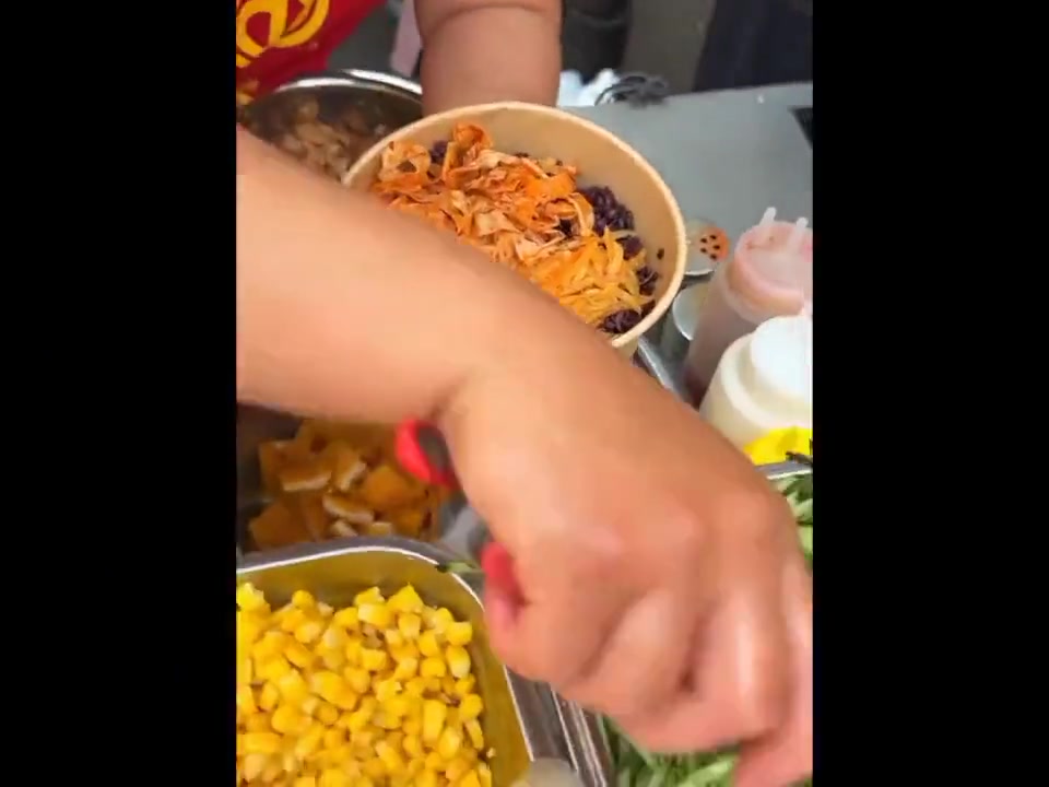 郑州街头十元烤肉拌饭,紫米白米饭配双拼鸡排