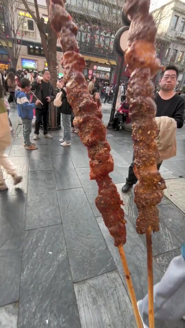 北京半人高肉串,辣味十足让人停不下来!