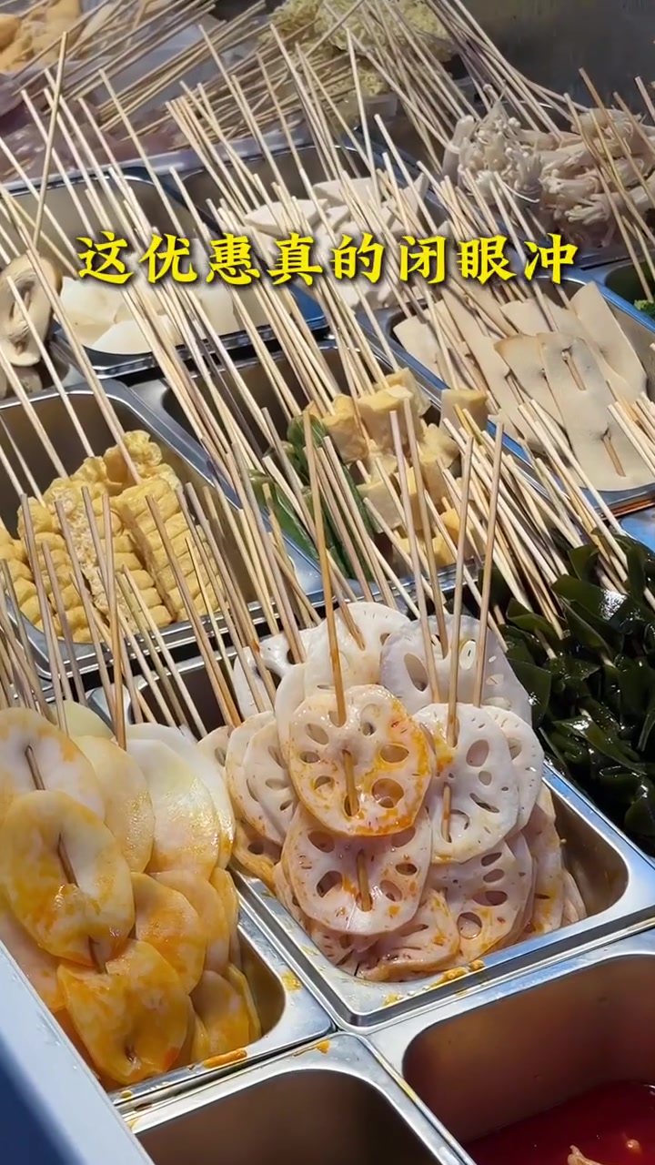 鹰潭卫校美食城开业,北京烤鸭、上饶鸡腿统统有