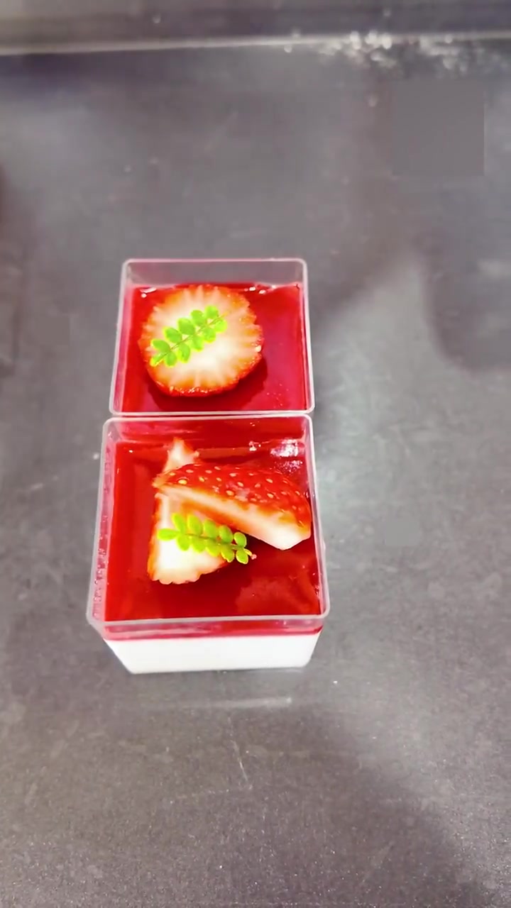 高中女生在欧米奇学做水果慕斯蛋糕,步骤超详细!