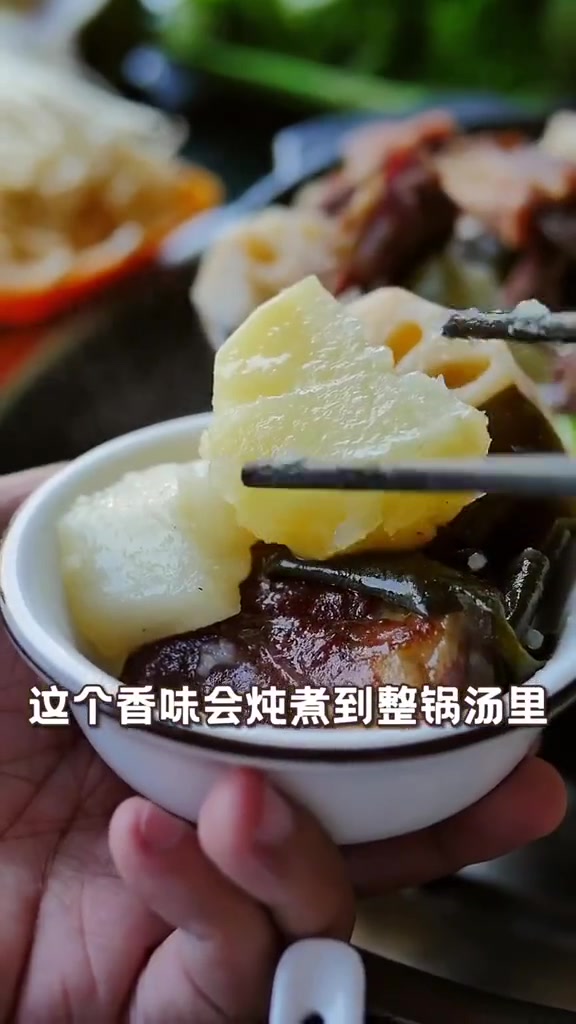辣排骨迷你汤锅,肉干香味十足,配菜超下饭